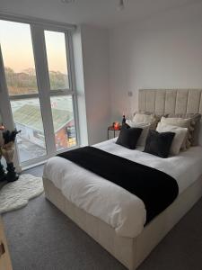 Worcester City Escape في وستر: سرير كبير في غرفة مع نافذة كبيرة