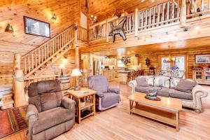 Χώρος καθιστικού στο Spacious Log Home with 13 Acres, Ponds and Fire Pit!