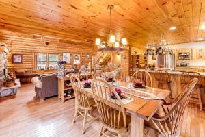 Χώρος καθιστικού στο Spacious Log Home with 13 Acres, Ponds and Fire Pit!