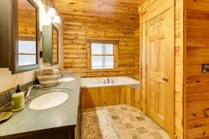 Ένα μπάνιο στο Spacious Log Home with 13 Acres, Ponds and Fire Pit! +37 φωτογραφίες