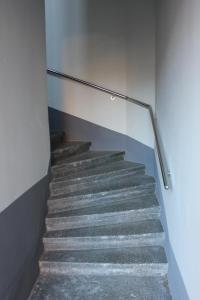 een trap in een gebouw met een metalen leuning bij Maribella Apartment in Maribor
