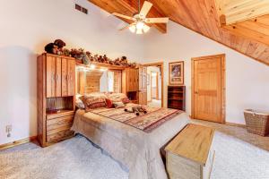 Ένα ή περισσότερα κρεβάτια σε δωμάτιο στο Spacious Log Home with 13 Acres, Ponds and Fire Pit!