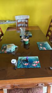 Dove Cot ParkGreen Acre的一张木桌,上面有板子