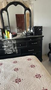 Dove Cot ParkGreen Acre的卧室里有一个带镜子的梳妆台