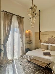 ein Schlafzimmer mit einem Bett und einem großen Fenster in der Unterkunft HABITARE Lecce & Salento in Lecce