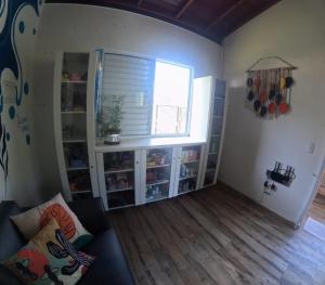 Χώρος καθιστικού στο Quarto Simples e aconchegante