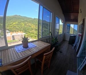 ゴヴェルナドール・セウソ・ラーモスにあるCasa da Montanhaの眺めの良い客室で、テーブルと椅子が備わります。