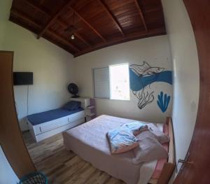 Ένα ή περισσότερα κρεβάτια σε δωμάτιο στο Quarto Simples e aconchegante