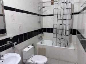 Et badeværelse på Bright and central apartment in Plateau + 10 billeder