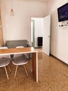 un soggiorno con tavolo e sedie in legno di Departamento Constitución a Tandil