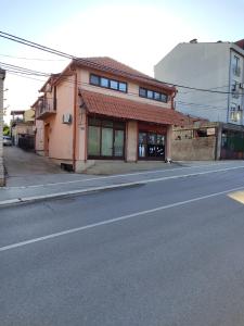 eine leere Straße vor einem Gebäude in der Unterkunft Apartman Stay 23 Studio in Smederevo