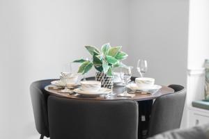 ein Tisch mit Gläsern und einer Topfpflanze darauf in der Unterkunft Lochside Apt, D in Region Angus