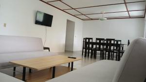 Μια τηλεόραση ή/και κέντρο ψυχαγωγίας στο Casa Menus de Boquete Vista a las Montañas