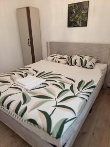 Ένα ή περισσότερα κρεβάτια σε δωμάτιο στο Decebal NOHOTEL