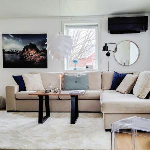 Χώρος καθιστικού στο 1950S Functionalist Cabin With Vågakallen Views