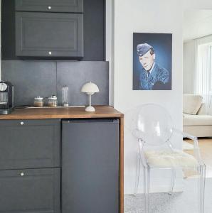 Η κουζίνα ή μικρή κουζίνα στο 1950S Functionalist Cabin With Vågakallen Views