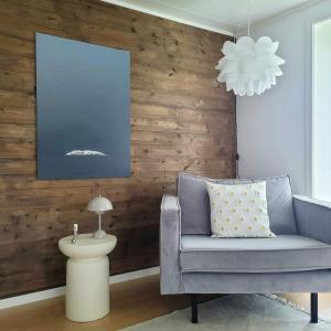 Χώρος καθιστικού στο 1950S Functionalist Cabin With Vågakallen Views