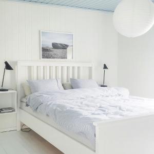 Ένα ή περισσότερα κρεβάτια σε δωμάτιο στο 1950S Functionalist Cabin With Vågakallen Views