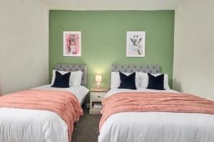 due letti uno accanto all'altro in una camera da letto di The Bluebird B&B II a Headingley