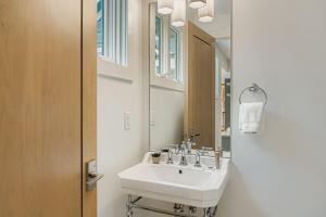 Old Town Luxe Retreat- Walk to Main Hottub- Casita 173 في بارك سيتي: حمام مع حوض أبيض ومرآة +29 صورة