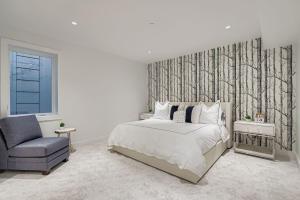 Old Town Luxe Retreat- Walk to Main Hottub- Casita 173 في بارك سيتي: غرفة نوم بها سرير وكرسي