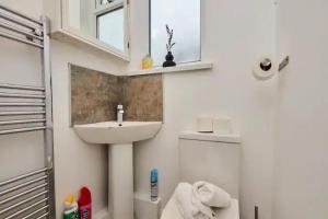un bagno bianco con lavandino e specchio di The Bluebird B&B II a Headingley