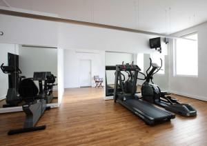 Un gimnasio con cintas de correr y bicicletas estáticas en una habitación. en NH Brugge, en Brujas 18 fotos más