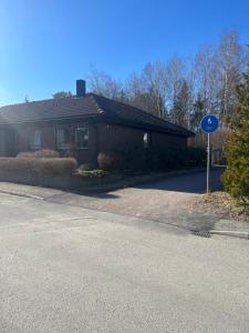 ein Haus mit einem Straßenschild davor in der Unterkunft Gävle Guest House in Gävle