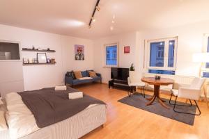 a bedroom with a bed and a living room at Zweisam am Alaunpark 