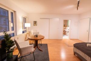 a living room with a table and chairs at Zweisam am Alaunpark 