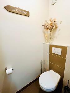 a bathroom with a toilet and a sign that reads ic commissioner at Appartement moderne baigné de lumière en centre-ville in Douarnenez