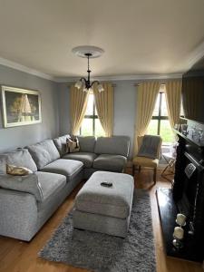 una sala de estar con un sofá y una silla en Bragan Mountain View, en Monaghan 1 foto más