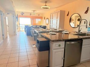 a large bathroom with sinks and mirrors and chairs at Princesa 3BR 2BA OV Penthouse- 502D in Campo del Medio