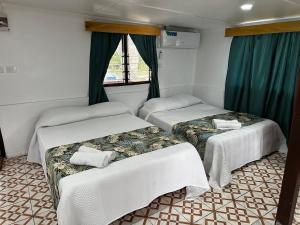 Giường trong phòng chung tại Nadi Ocean House 1