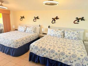 una camera d'albergo con due letti e due lampade di Princesa 3BR 2BA OV Penthouse- 502D a Campo del Medio Altre 55 foto