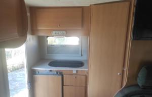 Η κουζίνα ή μικρή κουζίνα στο Autovan Alqueva