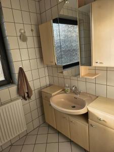 Ένα μπάνιο στο Wohnung am Waldrand