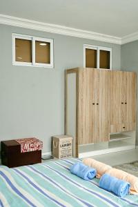 Un dormitorio con una cama y armarios de madera. en The Galleria, en Lagos