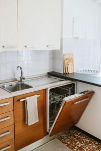 eine Küche mit einem Geschirrspüler neben einer Spüle in der Unterkunft Mari's House centro wifi AC pet friendly in Recco + 39 Fotos