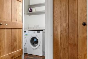 Countryside Lodge with Cabin, Sleeps up to 11 Guests في Hayton: غرفة غسيل مع غسالة ملابس في الغرفة