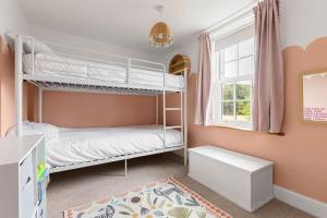 Countryside Lodge with Cabin, Sleeps up to 11 Guests في Hayton: غرفة نوم بها سريرين بطابقين ونافذة