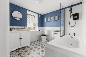 Countryside Lodge with Cabin, Sleeps up to 11 Guests في Hayton: حمام مع حوض استحمام ومرحاض ومغسلة +20 صورة