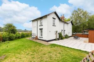 Countryside Lodge with Cabin, Sleeps up to 11 Guests في Hayton: بيت ابيض مع فناء وساحة