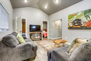 Μια τηλεόραση ή/και κέντρο ψυχαγωγίας στο Russian River Retreat! Woodsy Guerneville Bungalow