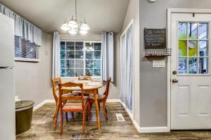 Η κουζίνα ή μικρή κουζίνα στο Russian River Retreat! Woodsy Guerneville Bungalow