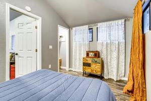 Ένα ή περισσότερα κρεβάτια σε δωμάτιο στο Russian River Retreat! Woodsy Guerneville Bungalow