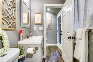 Ένα μπάνιο στο Russian River Retreat! Woodsy Guerneville Bungalow +19 φωτογραφίες