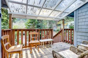 Μπαλκόνι ή βεράντα στο Russian River Retreat! Woodsy Guerneville Bungalow