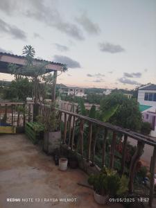 einen Balkon eines Hauses mit Bäumen und Pflanzen in der Unterkunft Parador tropical in Las Galeras