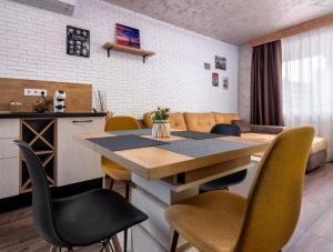 Η κουζίνα ή μικρή κουζίνα στο The Brick apartment